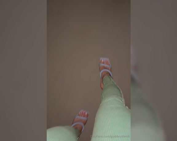 Fendi Feet aka goddessfendi Foot Fetish - 09-04-2024 OnlyFans Video - This panoramic balcony was huge and so  would you take a walk w me