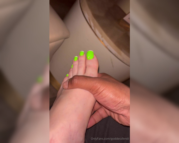 Fendi Feet aka goddessfendi Foot Fetish - 08-19-2024 OnlyFans Video - Would you give me a foot massage in public