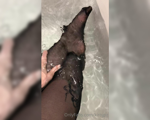 Kiro Queen aka kirojpg Femdom - 11-16-2020 OnlyFans Video - Would you take a bath with me in those black sheer tights