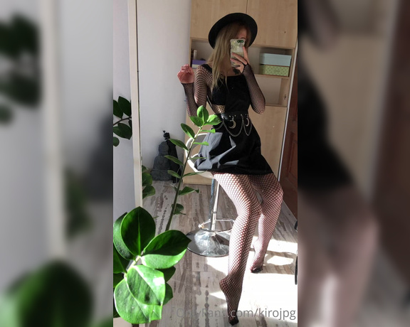 Kiro Queen aka kirojpg Femdom - 10-07-2020 OnlyFans Video - Fishnet bodystocking in sunlight