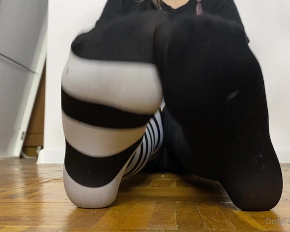 Kiro Queen aka kirojpg Femdom - 02-24-2024 OnlyFans Video - Do you want to smell my feet POV