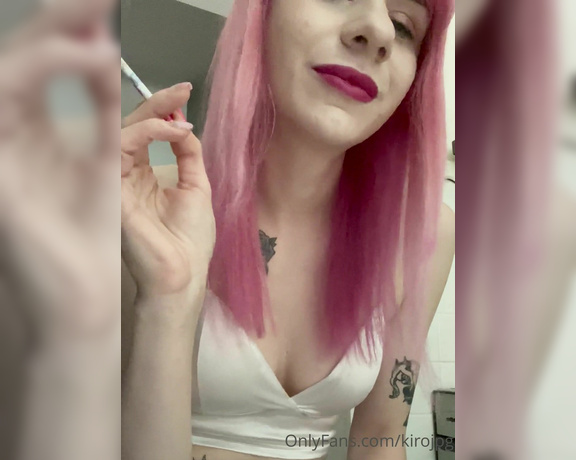 Kiro Queen aka kirojpg Femdom - 09-12-2022 OnlyFans Video - Smoking and splitting