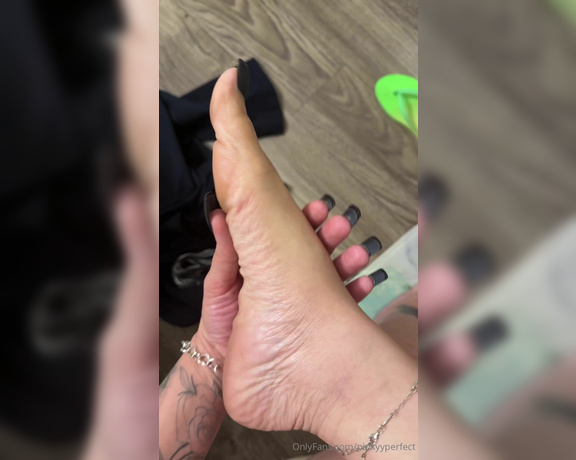 Pinky Perfect aka pinkyyperfect Foot Fetish - 05-14-2024 OnlyFans Video - You know your wack ass girlfriend could never, right