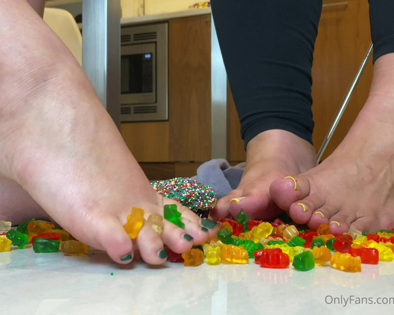 PreciousDigits aka preciousdigits Foot Fetish - 06-16-2021 OnlyFans Video - Watch us crush this cupcake pedipanty7 and i tease it first