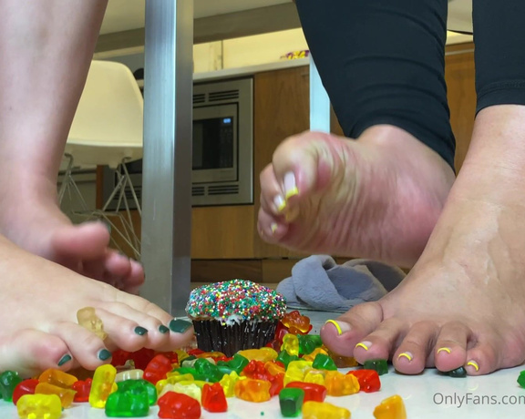 PreciousDigits aka preciousdigits Foot Fetish - 06-16-2021 OnlyFans Video - Watch us crush this cupcake pedipanty7 and i tease it first