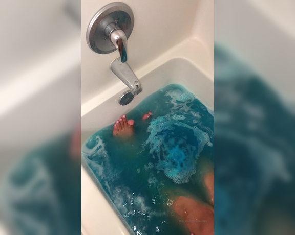 PreciousDigits aka preciousdigits Foot Fetish - 09-27-2019 OnlyFans Video - I absolutely love using these bath bombs Ill only use the Lush ones