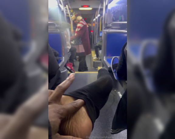 Tastethecocoa aka tastethecocoa Foot Fetish - 01-22-2024 OnlyFans Video - You see me on the bus , taking off my socks