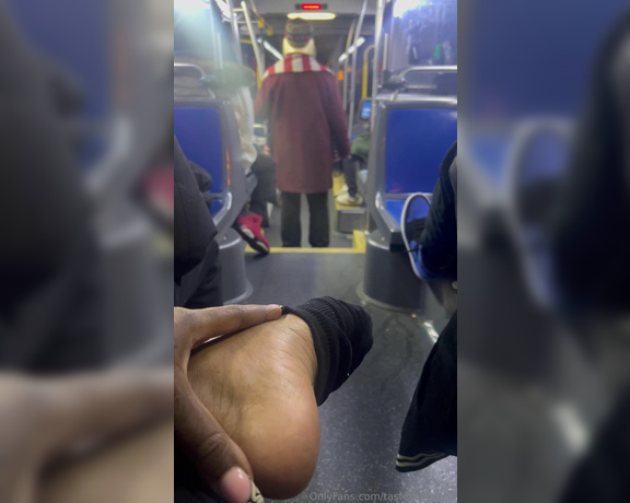 Tastethecocoa aka tastethecocoa Foot Fetish - 01-22-2024 OnlyFans Video - You see me on the bus , taking off my socks