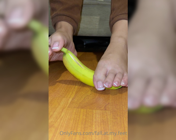 FeetAngel aka fallatmyfeet Foot Fetish - 11-21-2022 OnlyFans Video - Now I want you to lick the banana off my foot for the full 5 min