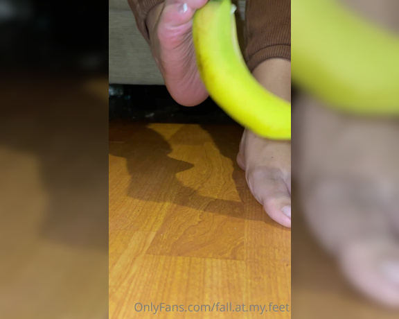 FeetAngel aka fallatmyfeet Foot Fetish - 11-21-2022 OnlyFans Video - Now I want you to lick the banana off my foot for the full 5 min