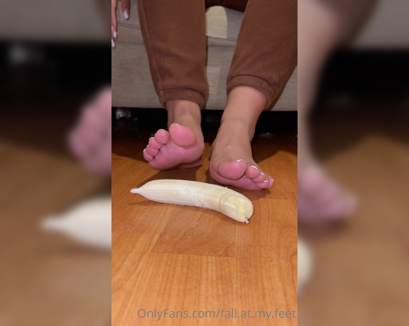 FeetAngel aka fallatmyfeet Foot Fetish - 11-21-2022 OnlyFans Video - Now I want you to lick the banana off my foot for the full 5 min