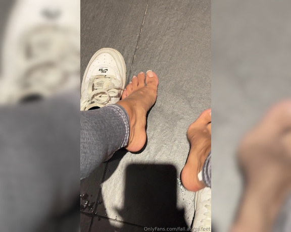 FeetAngel aka fallatmyfeet Foot Fetish - 11-21-2023 OnlyFans Video - FULL VIDEO Taking off my sneakers and socks after a sweaty gym session