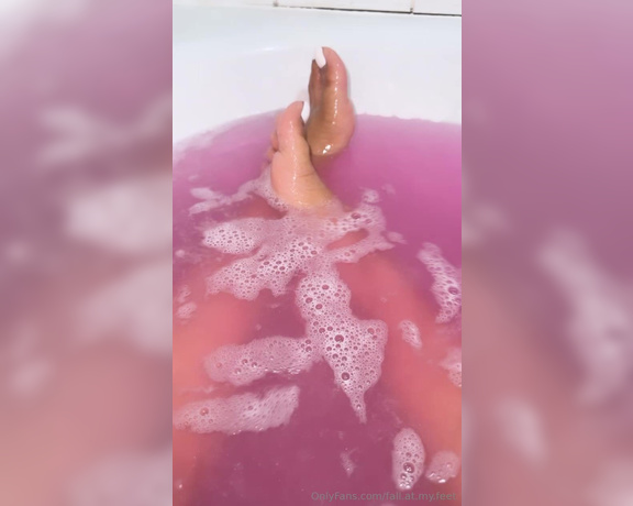 FeetAngel aka fallatmyfeet Foot Fetish - 12-30-2023 OnlyFans Video - Late night bath toes whos joining me in the bath