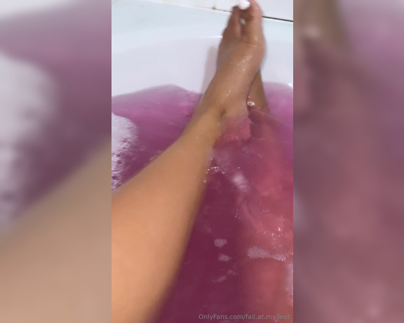 FeetAngel aka fallatmyfeet Foot Fetish - 12-30-2023 OnlyFans Video - Late night bath toes whos joining me in the bath