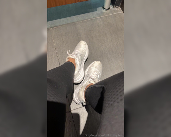 FeetAngel aka fallatmyfeet Foot Fetish - 05-17-2024 OnlyFans Video - Whos licking the gym sweat off my feet then