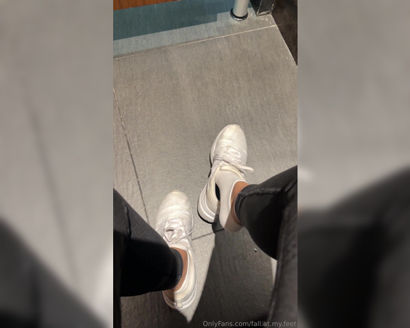 FeetAngel aka fallatmyfeet Foot Fetish - 05-17-2024 OnlyFans Video - Whos licking the gym sweat off my feet then