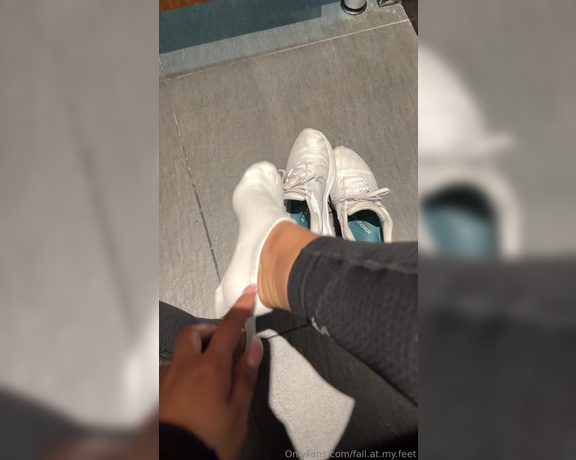 FeetAngel aka fallatmyfeet Foot Fetish - 05-17-2024 OnlyFans Video - Whos licking the gym sweat off my feet then