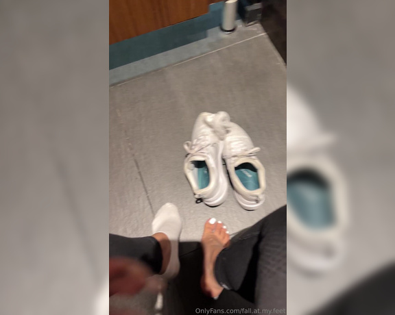 FeetAngel aka fallatmyfeet Foot Fetish - 05-17-2024 OnlyFans Video - Whos licking the gym sweat off my feet then