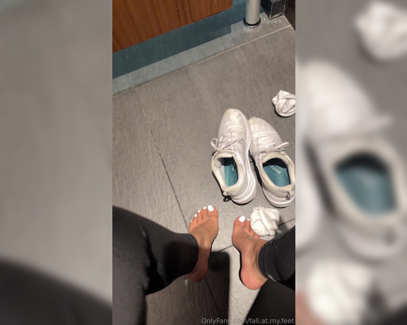 FeetAngel aka fallatmyfeet Foot Fetish - 05-17-2024 OnlyFans Video - Whos licking the gym sweat off my feet then