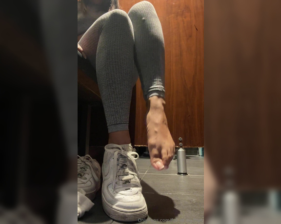 FeetAngel aka fallatmyfeet Foot Fetish - 08-19-2024 OnlyFans Video - I sneaked into the gym changing rooms so I could let you smell my gym soles