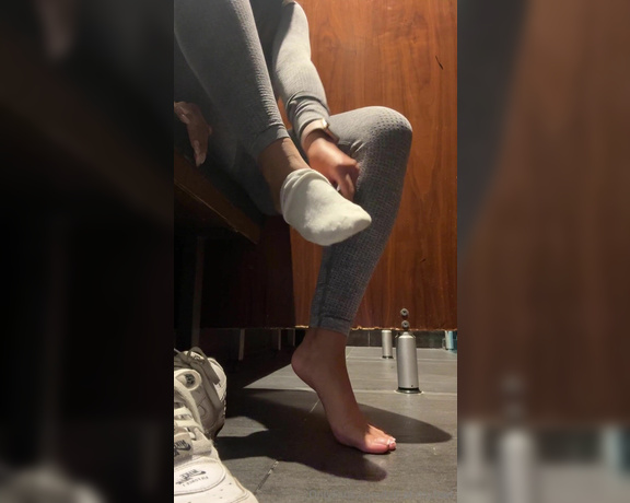 FeetAngel aka fallatmyfeet Foot Fetish - 08-19-2024 OnlyFans Video - I sneaked into the gym changing rooms so I could let you smell my gym soles