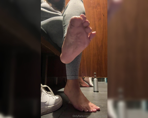 FeetAngel aka fallatmyfeet Foot Fetish - 08-19-2024 OnlyFans Video - I sneaked into the gym changing rooms so I could let you smell my gym soles