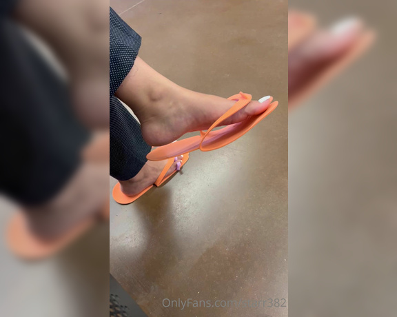 Veronica Soles aka starr382 Foot Fetish - 04-05-2023 OnlyFans Video - Freshly done white pedi teasing the foot boys at wal mart