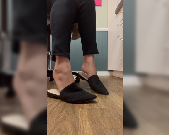 Veronica Soles aka starr382 Foot Fetish - 10-17-2024 OnlyFans Video - A bit late, busy week But here you go The muleswork foot dangle