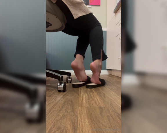 Veronica Soles aka starr382 Foot Fetish - 10-17-2024 OnlyFans Video - A bit late, busy week But here you go The muleswork foot dangle