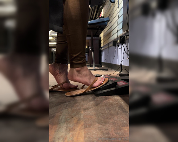 Veronica Soles aka starr382 Foot Fetish - 05-03-2024 OnlyFans Video - Enjoy my elegant toes with this elegant performance