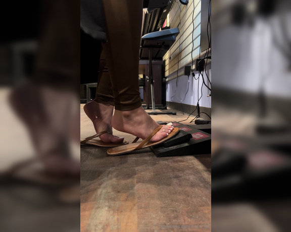 Veronica Soles aka starr382 Foot Fetish - 05-03-2024 OnlyFans Video - Enjoy my elegant toes with this elegant performance