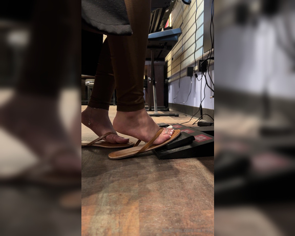 Veronica Soles aka starr382 Foot Fetish - 05-03-2024 OnlyFans Video - Enjoy my elegant toes with this elegant performance