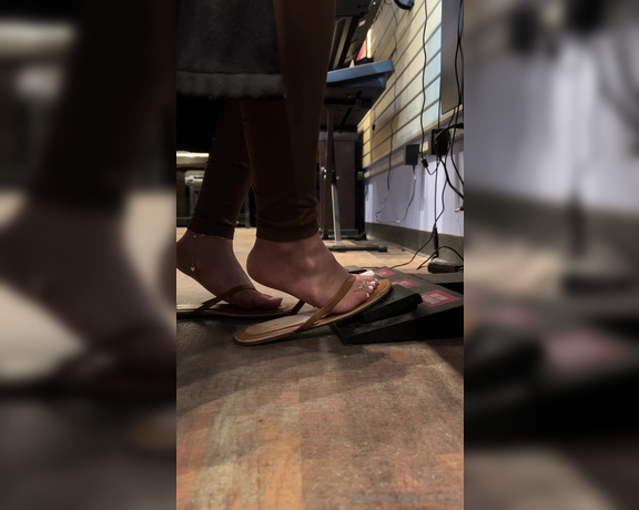 Veronica Soles aka starr382 Foot Fetish - 05-03-2024 OnlyFans Video - Enjoy my elegant toes with this elegant performance