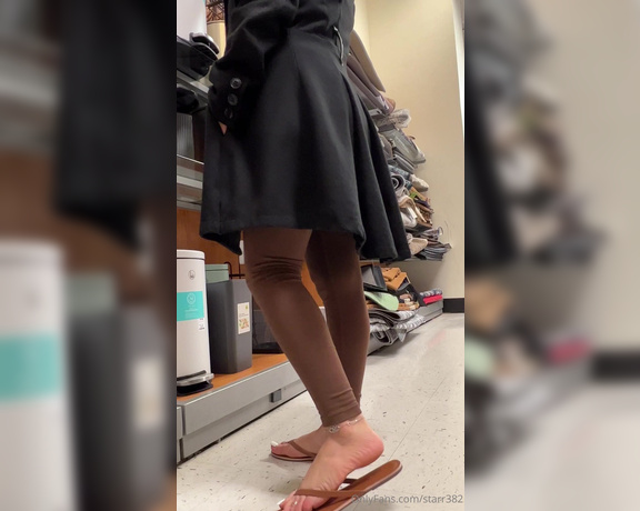 Veronica Soles aka starr382 Foot Fetish - 04-08-2024 OnlyFans Video - POV you see a cute girl with super cute feet shopping