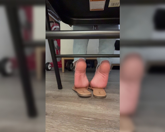 Veronica Soles aka starr382 Foot Fetish - 05-07-2024 OnlyFans Video - POV youre studying behind the cute girl in sandals at the library