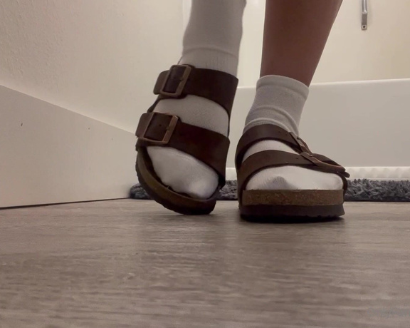 Veronica Soles aka starr382 Foot Fetish - 05-06-2024 OnlyFans Video - I do still have these birks for sale  Message me for info and I hope