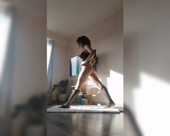 Yogeta aka yogetavip Foot Fetish - 04-20-2024 OnlyFans Video - Its always better to start the day with split