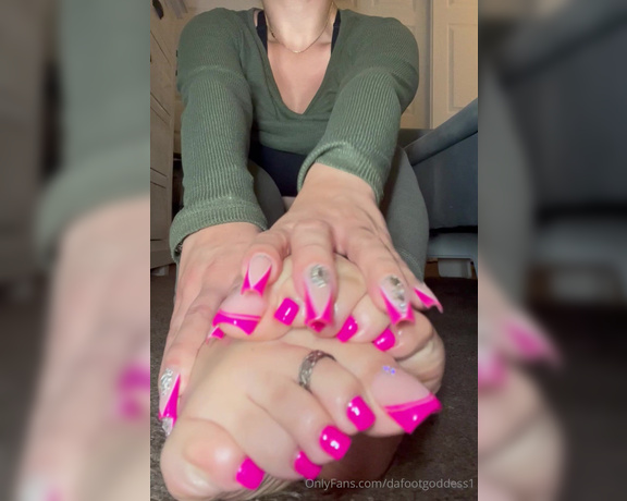 Da Foot Goddess aka dafootgoddess1 Foot Fetish - 02-14-2024 OnlyFans Video - the matching sets do something to me do you have a thing for my hands too