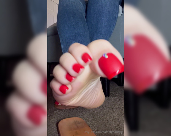 Da Foot Goddess aka dafootgoddess1 Foot Fetish - 03-04-2024 OnlyFans Video - hoping you have a fantastic monday with these toe wiggles and foot tease