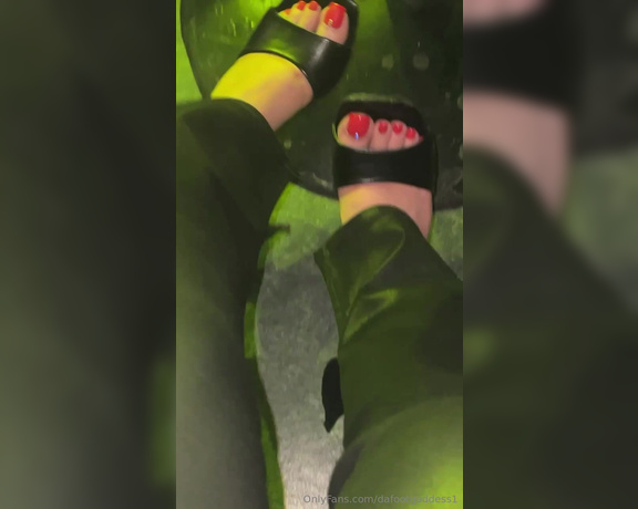 Da Foot Goddess aka dafootgoddess1 Foot Fetish - 02-28-2024 OnlyFans Video - ive been MIA on a family vacation the last couple of days, but im back