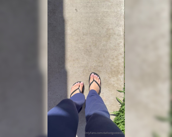 Da Foot Goddess aka dafootgoddess1 Foot Fetish - 05-06-2024 OnlyFans Video - getting some sun in