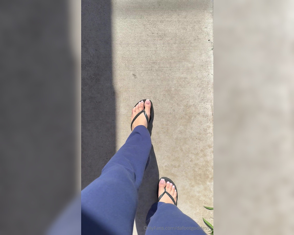 Da Foot Goddess aka dafootgoddess1 Foot Fetish - 05-06-2024 OnlyFans Video - getting some sun in