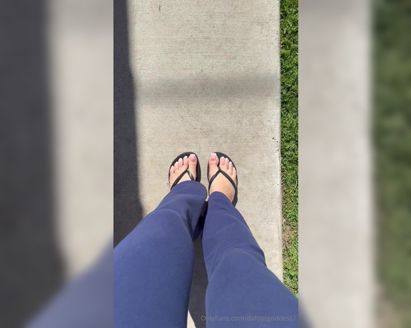 Da Foot Goddess aka dafootgoddess1 Foot Fetish - 05-06-2024 OnlyFans Video - getting some sun in