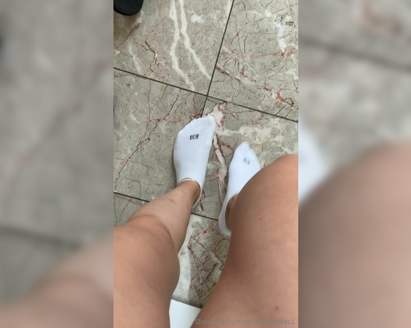 Da Foot Goddess aka dafootgoddess1 Foot Fetish - 05-30-2024 OnlyFans Video - yall hear how loud my toe nail is from tapping on this floor