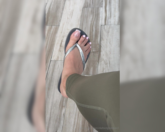 Da Foot Goddess aka dafootgoddess1 Foot Fetish - 05-20-2024 OnlyFans Video - last of this pedicure, truly was a great one  getting my new pedicure shortly, can