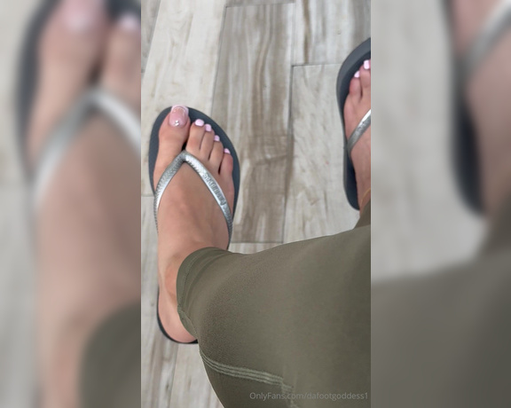 Da Foot Goddess aka dafootgoddess1 Foot Fetish - 05-20-2024 OnlyFans Video - last of this pedicure, truly was a great one  getting my new pedicure shortly, can