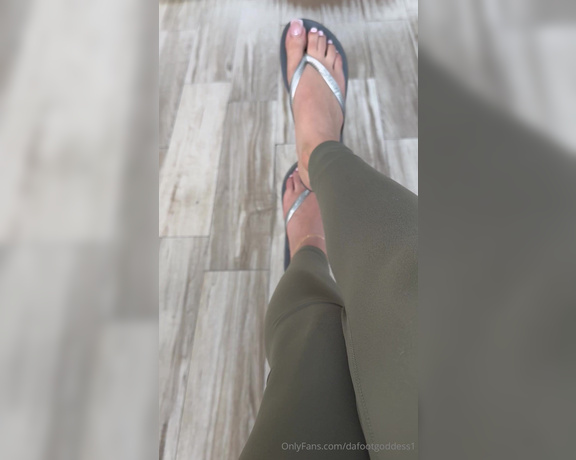 Da Foot Goddess aka dafootgoddess1 Foot Fetish - 05-20-2024 OnlyFans Video - last of this pedicure, truly was a great one  getting my new pedicure shortly, can