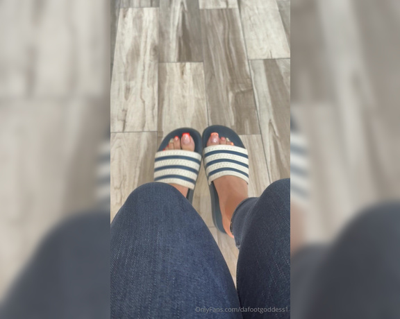 Da Foot Goddess aka dafootgoddess1 Foot Fetish - 05-05-2024 OnlyFans Video - last of this pedi , yall going to love the next pedi