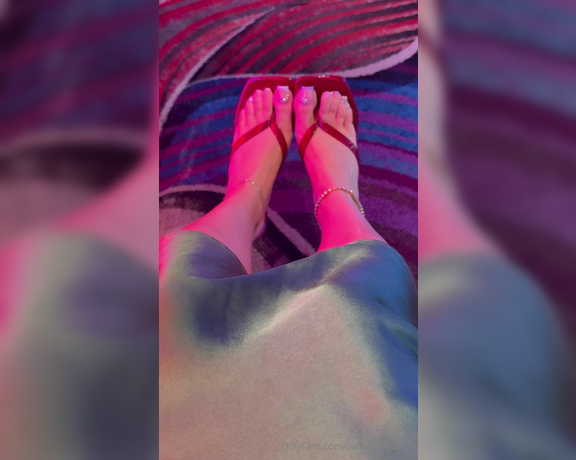 Da Foot Goddess aka dafootgoddess1 Foot Fetish - 08-20-2024 OnlyFans Video - i was purposely teasing the boys at the slot machines  would you have said something