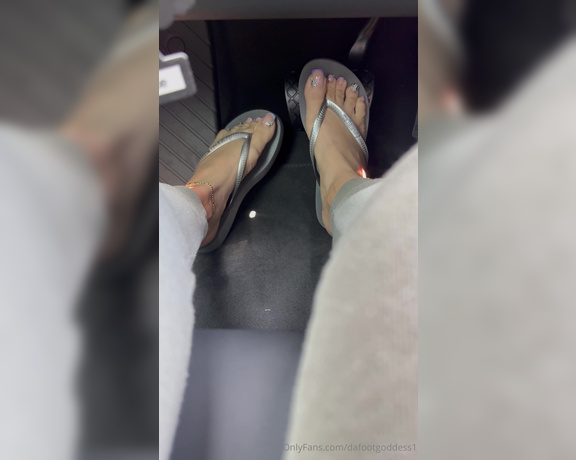 Da Foot Goddess aka dafootgoddess1 Foot Fetish - 09-02-2024 OnlyFans Video - imagine driving you around with this view